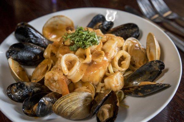 "CIOPPINO" Scallops, shrimp, calamari, clams, PEI mussels, seafood broth, marinara, linguine