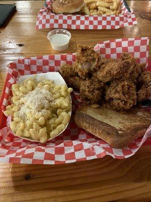 Wing basket with Mac and cheese and toast