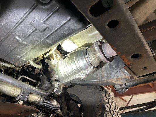 Front catalytic converter and 02 sensor.