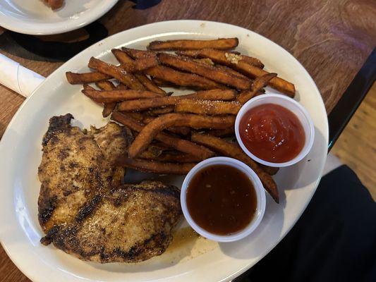 We got the grilled chicken & Fish and chips & Bacon cheeseburger & wings & nachos