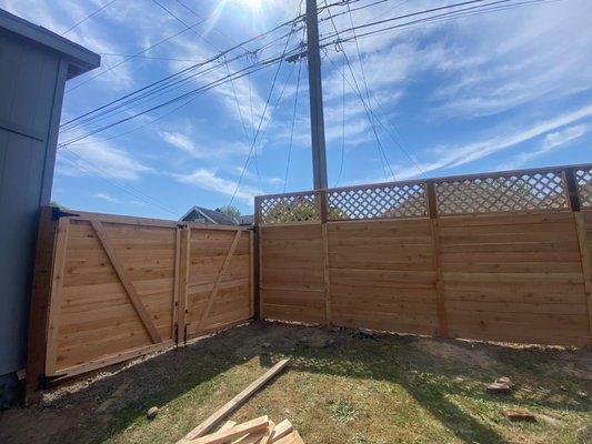 Double gate doors, lattice on horizontal fence