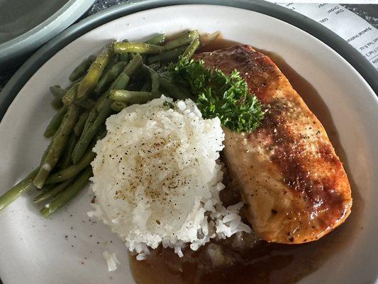 Salmon with sesame glaze, white rice, green beans