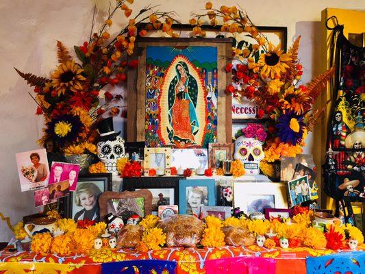 Dia de los Muertos altar ...