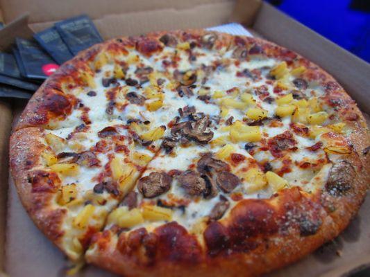 Large pizza with hand-tossed crust and Hut Favorite flavoring, creamy garlic sauce, pineapple, and mushrooms