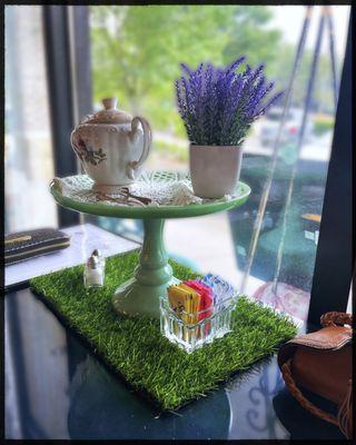 window setting with sugar bowl