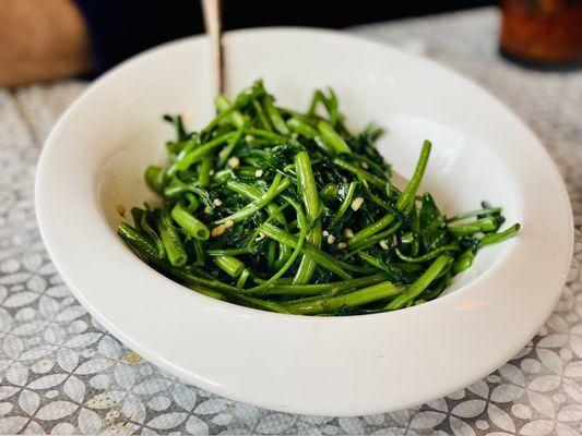 water spinach with garlic sauce :)...