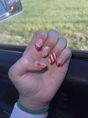 I got Christmas nails 
 Thumb bow 
 Pointer Santa hat 
 Middle snow flakes 
 Ring candy can stripes 
 Pinky French tip