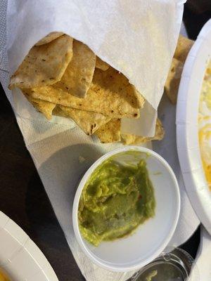 Fresh Guacamole and warm chips, yummm..