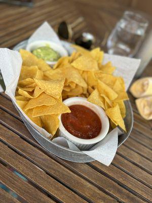 Guacamole, salsa and chips