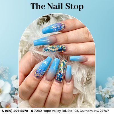 Illuminate your style with blue sparkle nails, adding a touch of dazzling brilliance to your look.