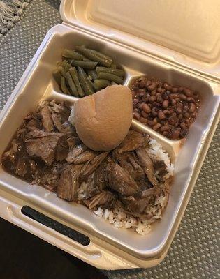 Roast beef with green beans and black eye peas.