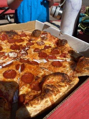 Pepperoni pizza large.