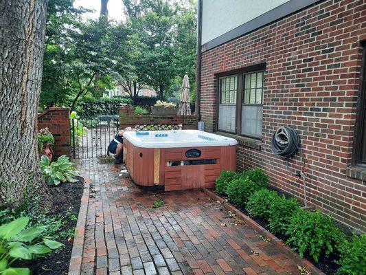 Hot tub fenced in on the patio?