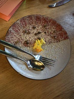 The carpaccio with "foie gras" came like this.