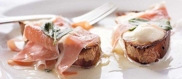 Crostini with prosciutto, butter and sage