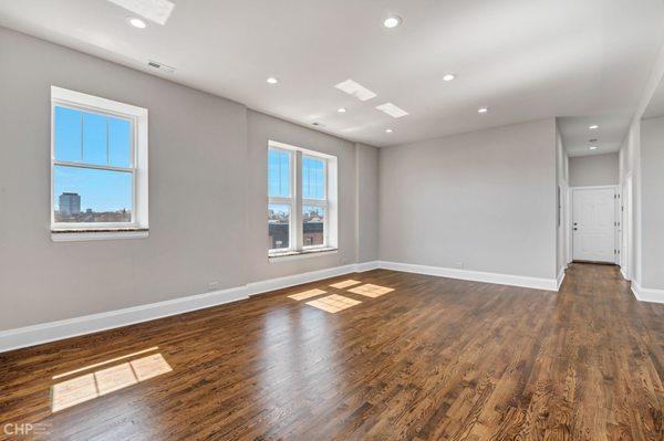 Fully remodeled apartment in Lincoln park