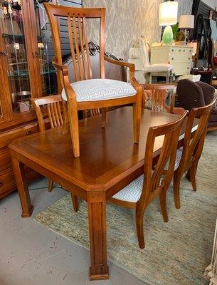 Thomasville Table Set: 45"x71" with 2 18" Extensions, 4 Side Chairs and 2 Arm Chairs