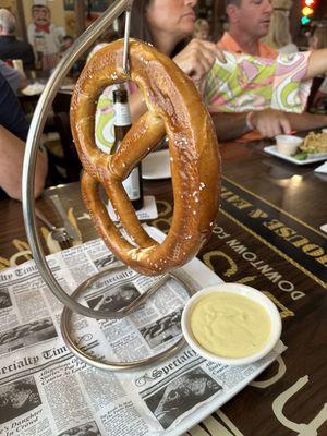 Pretzel w mustard sauce