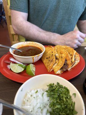 Birria + consomé