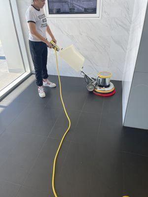 Polishing a hard flooring using a rotary machine