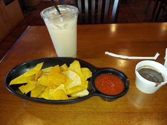 Chips, salsa, horchata