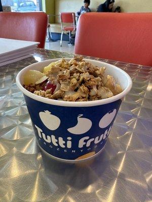 Loveee granola and the fresh toppings