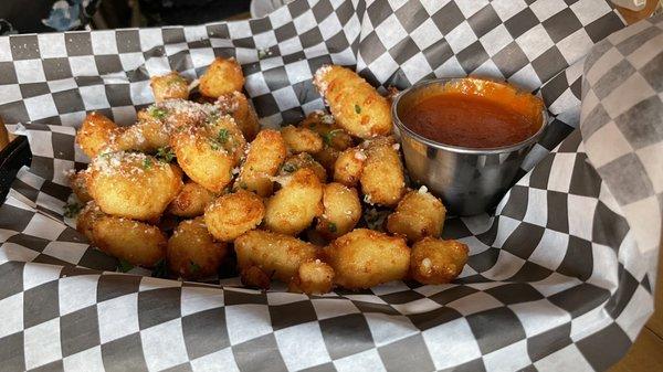 Cheese Curds, good but marinara sauce was cold...