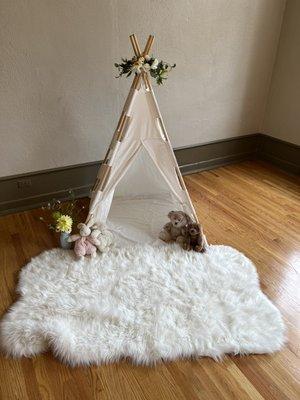 Photo tent and where baby will crawl to the objects