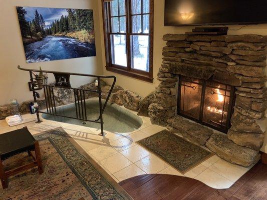 Fireplace and soaking tub in Romance/McKenzie Cabin