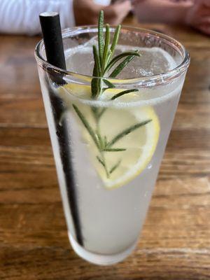 Rosemary lemonade / Insta: @charlottefaturdays