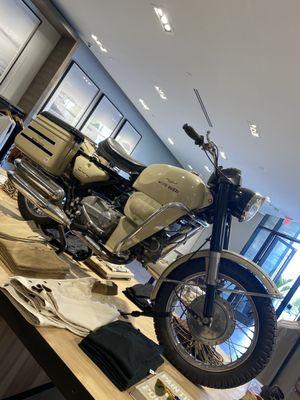 Bello Moto! Moto Guzzi! @Banana Republic Corte Madera CA Sat 9/9/23