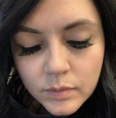 Wispy hybrid lashes