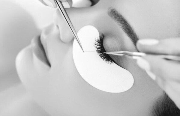 Lash Extension Courses. Disponible en español.