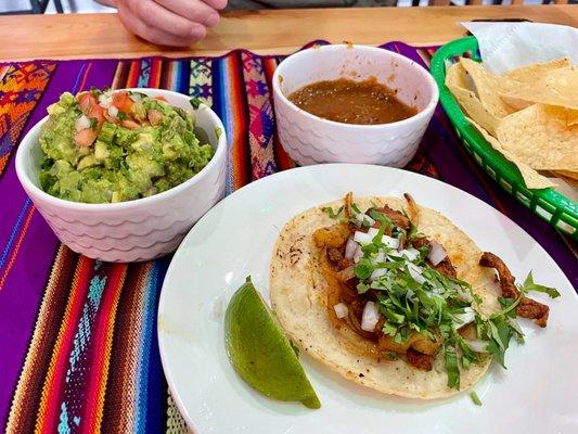 Guacamole, chips and salsa, Al pastor taco