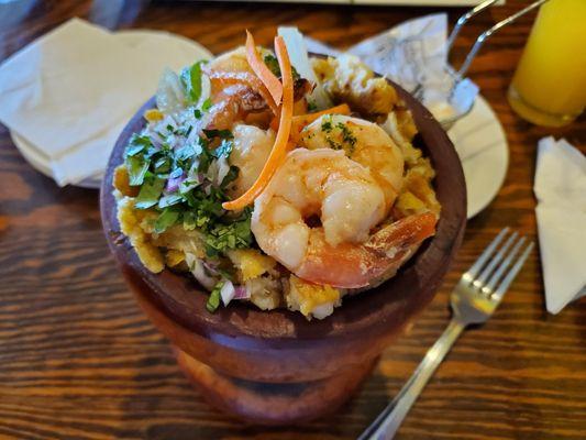 Pilon shrimp with garlic sauce and trifongo.