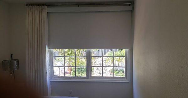 Blackout cordfree roller shade with side panel