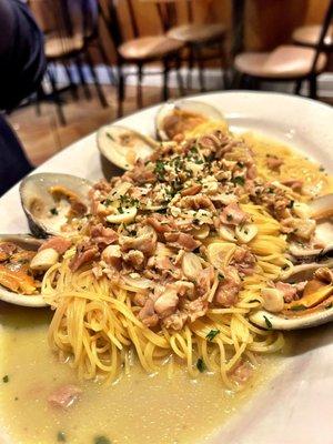 Linguine in clam sauce