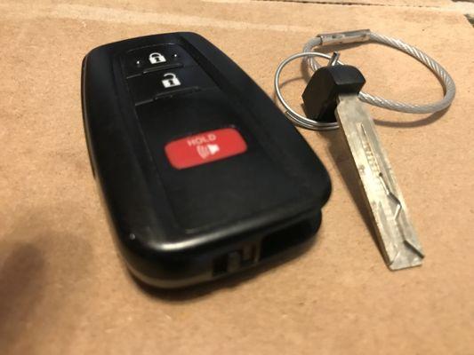 Key less fob with hidden manual key inside.