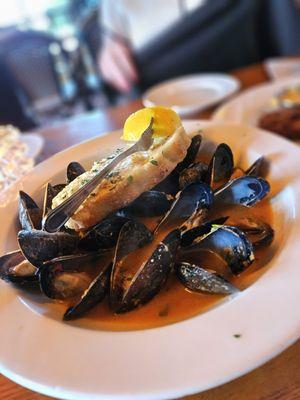 Mussels with tomato sauce