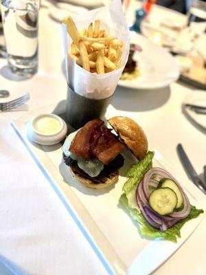 BACON CHEESEBURGER, WAGYU BEEF, AGED WHITE CHEDDAR, BRIOCHE BUN, FRENCH FRIES 25