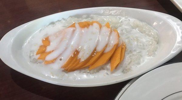 Slices Mango Sticky Rice when it is supposed to be big chunks pieces of mango