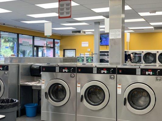 Large Washers and Dryers at the Laundromat that's Always Open 24 Hours on 11th and Alvarado in Los Angeles