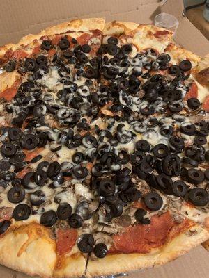 Spectacular Black Olive Pizza Pie!