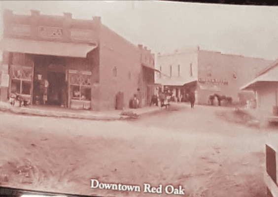 Bustling historic downtown Red Oak. :-)