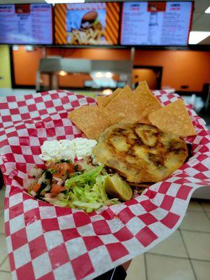 Gorditas carne, frijoles, y queso
with lettuce, pico de gallo, cream