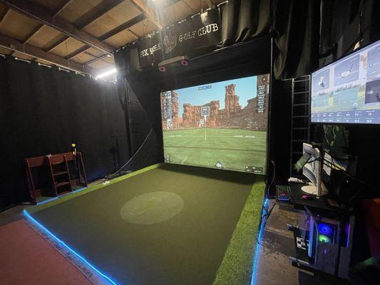 Indoor golf simulator