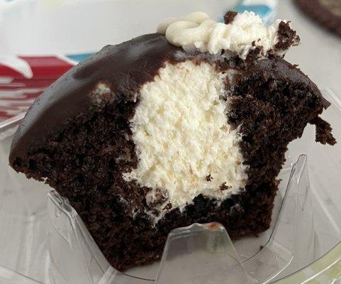 Look at that filling! Don't you wish all the hostess cupcakes had that much filling?!!