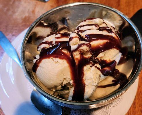 Vanilla bean ice cream with chocolate sauce