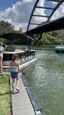 Pontoon boat