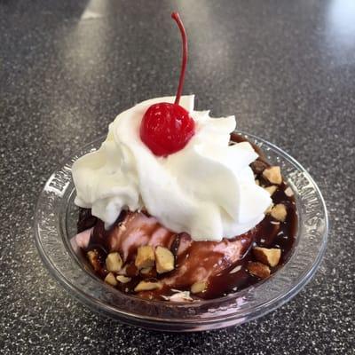 Single scoop sundae